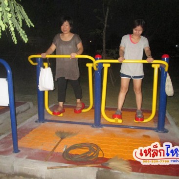 ภาพการติดตั้งเครื่องออกกำลังกายกลางแจ้ง ปั้มบางจาก กรุงเทพมหานคร